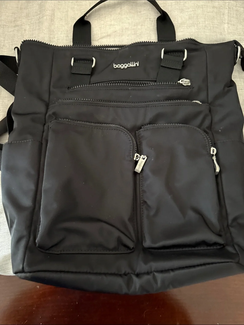 Baggallini Black women’s Convertible Messenger Backpack